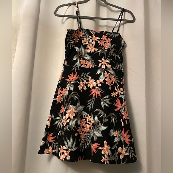 Beautiful floral dress *Nwot - Picture 2 of 5